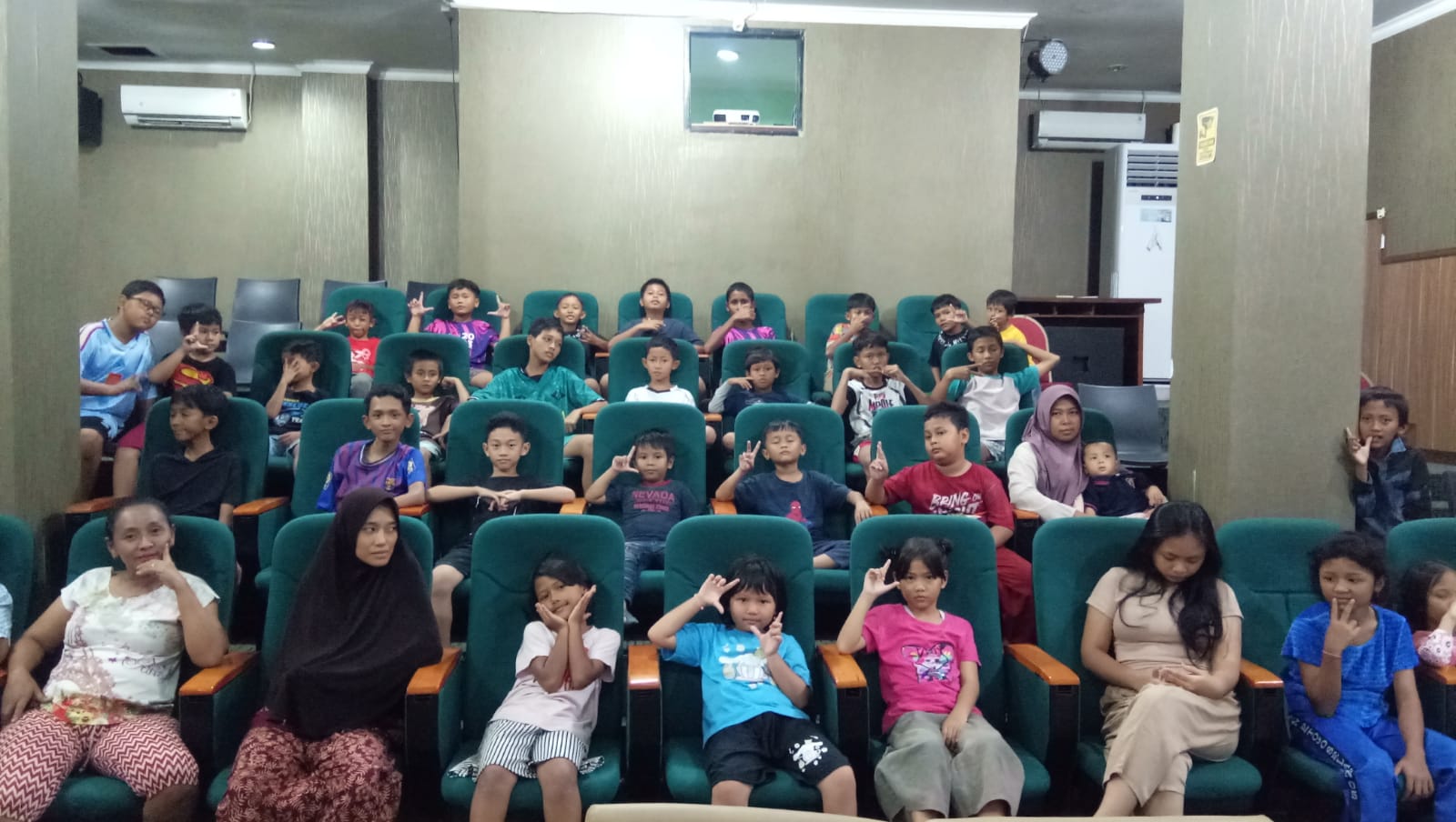 Menonton Film Edukasi